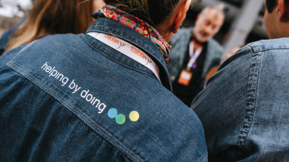 Equipo en jornada de voluntariado con actividad solidaria al aire libre